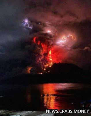 Извержение вулкана Руанг: молнии от статического электричества