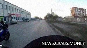 Мотоциклист в Омске попал в ДТП из-за водителя автомобиля