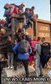 Мексиканцы штурмуют грузовые поезда в центральной Мексике, чтобы попасть в Техас