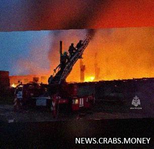 Пожар на кирпичном заводе в Смоленске, 50 пожарных борются с огнем