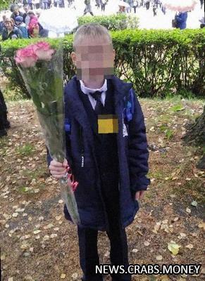 Мальчик сбросил стекло с балкона на девочку: трагедия в Новгородской области.