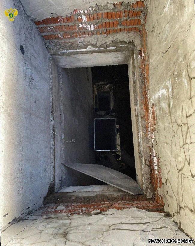 Подростка убила любовь к селфи: девочка умерла, провалившись в шахту лифта 