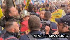 Париж: столкновения полиции и пожарных возле Эйфелевой башни