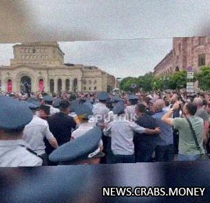 Полиция окружила площадь Республики в Ереване