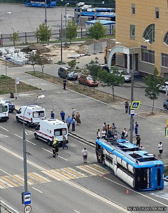 Электробус перевернулся на Лухмановской улице в Москве