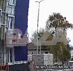 Люлька с рабочими упала из-за обрыва троса в Уфе.